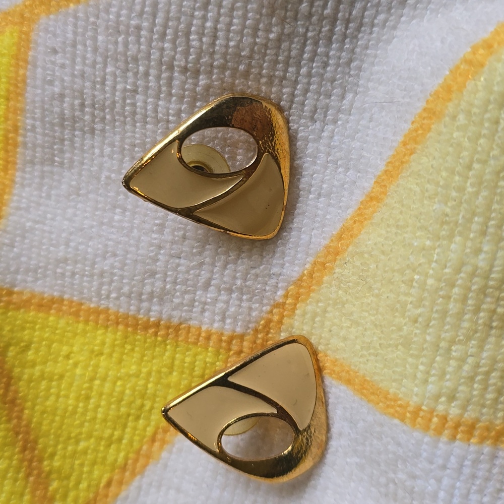 EUC - Vintage 80s Gold Tone/Cream Enamel Triangle Earrings for Pierced Ears